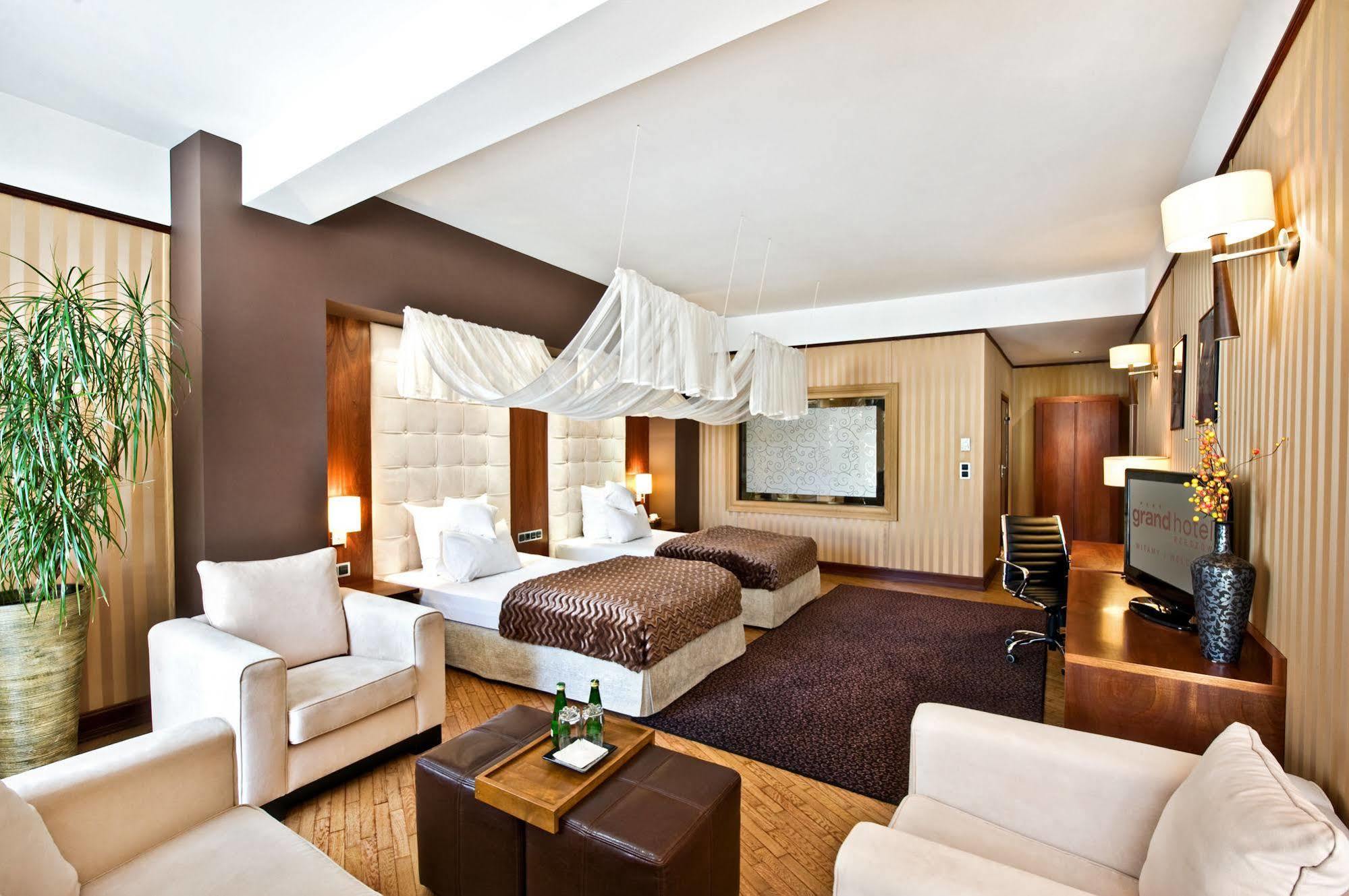 Grand Hotel Boutique เชชูฟ ภายนอก รูปภาพ