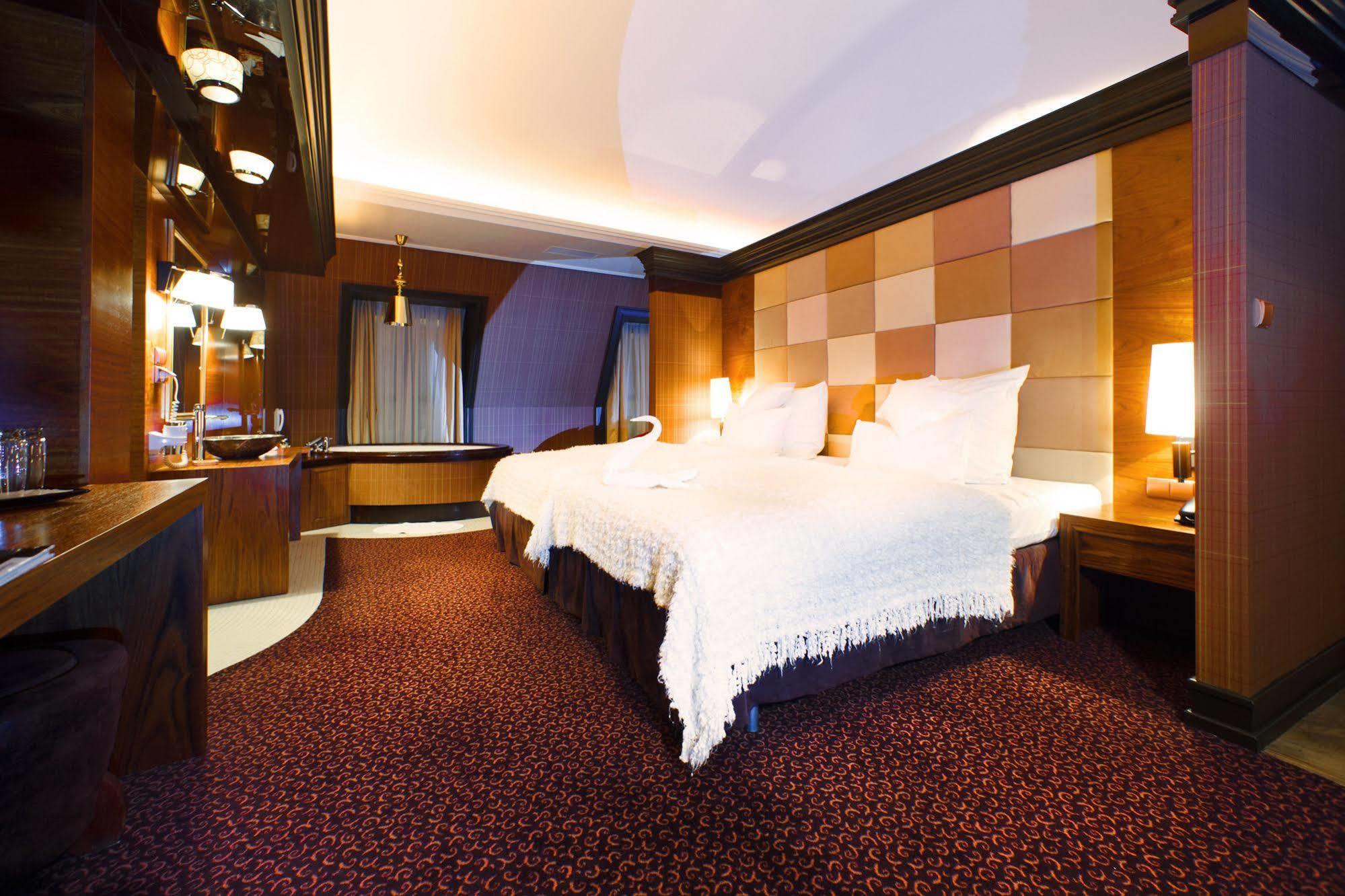 Grand Hotel Boutique เชชูฟ ภายนอก รูปภาพ